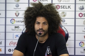 Aridane, en su comparecencia ante los medios en Taxoare. (OSASUNA)