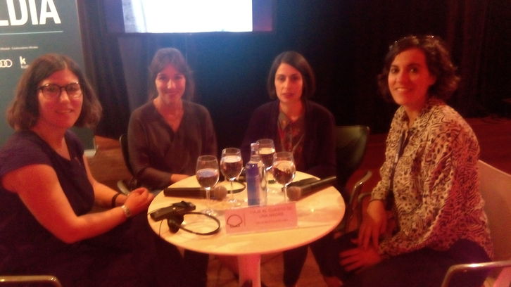 Lola Dueñas y Celia Rico, en el centro, en TCM Topaketak. (NAIZ)