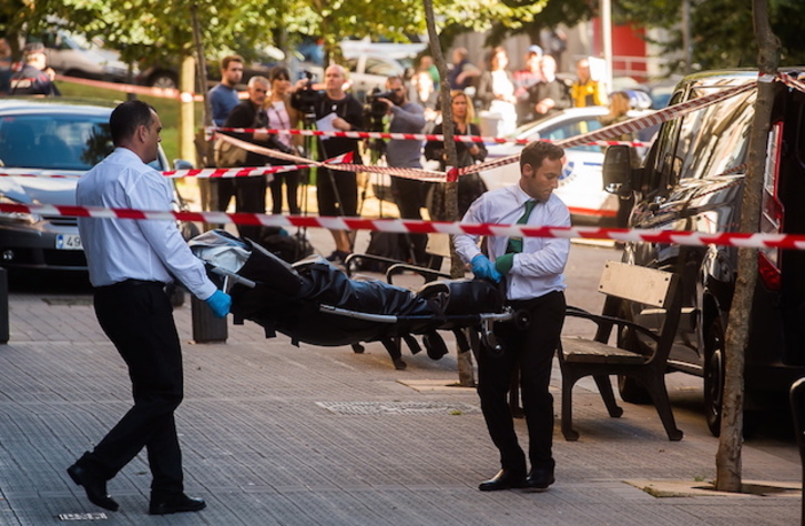 Dos operarios trasladan el cadáver de la víctima. (Luis JAUREGIALTZO / FOKU)