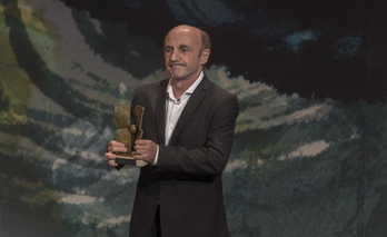Ramón Agirre, con el premio Zinemira. (Andoni CANELLADA / FOKU)