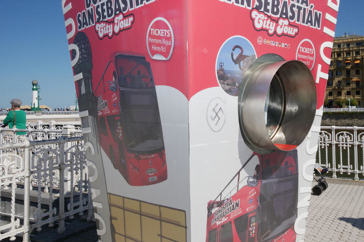 Donostiako erdigunean ageri da esbastika. Gotzon ARANBURU