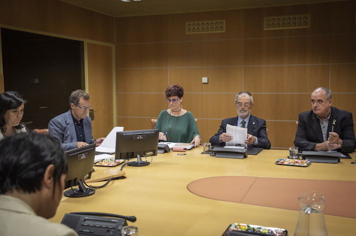 Beatriz Akizu y Mario Zubiaga han comparecido en la Ponencia de Autogobierno del Parlamento. (Endika PORTILLO/FOKU)