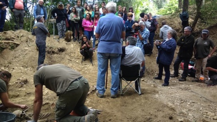 El equipo de exhumación culmina el trabajo ante alumnado de Mendillori en la fosa de Etxalaz. (GOBIERNO DE NAFARROA)