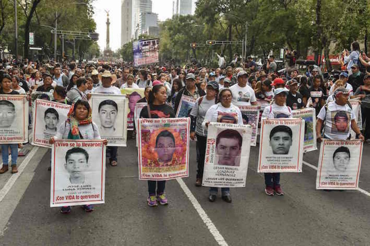 Imagen de archivo de una manifestación en Ciudad de México por los 43 de Ayotzinapa. (Rodrigo ARANGUA/AFP)