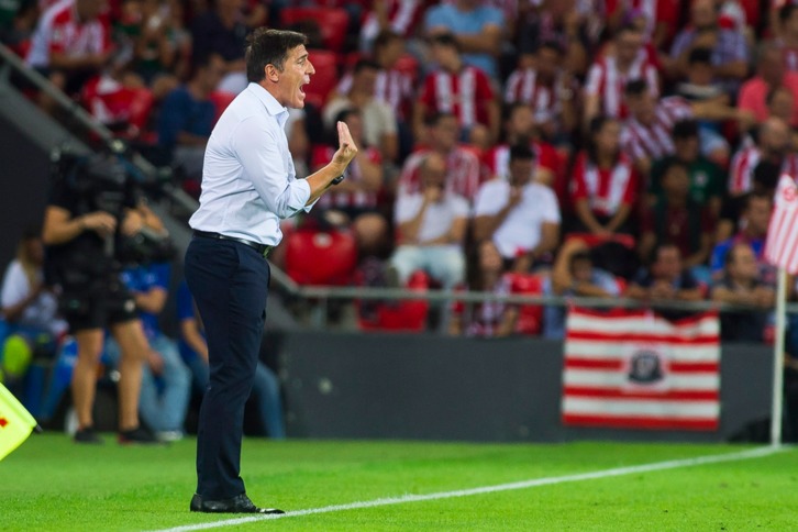 Berizzo en el partido ante el Villarreal. (Luis JAUREGIALTZO / FOKU)