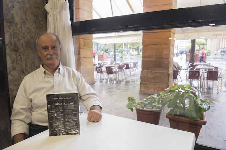 Juan Kruz Igerabide, cuando presentó ‘Labur txintan’. (Juan Carlos RUIZ/FOKU)