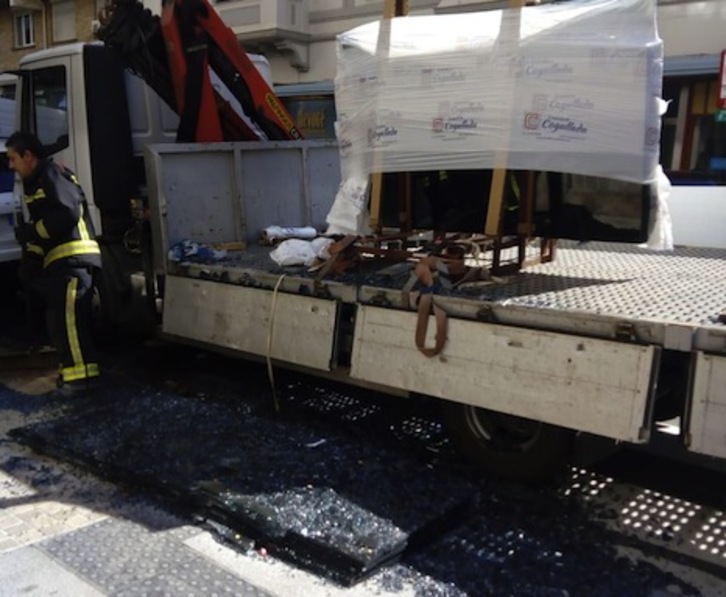 Tres trabajadores han resultado heridos en un accidente laboral en Iruñea. (BOMBEROS DE NAFARROA)