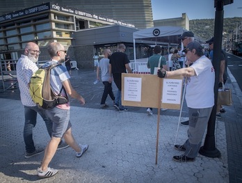 Protesta junto a la alfombra roja. Gorka RUBIO / FOKU