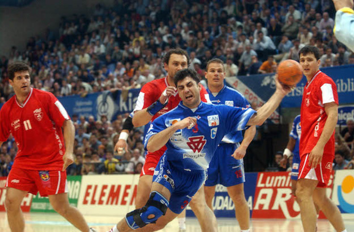 Mainer lanza a puerta en un partido con la camiseta del Portland San Antonio. (Jagoba MANTEROLA / FOKU)