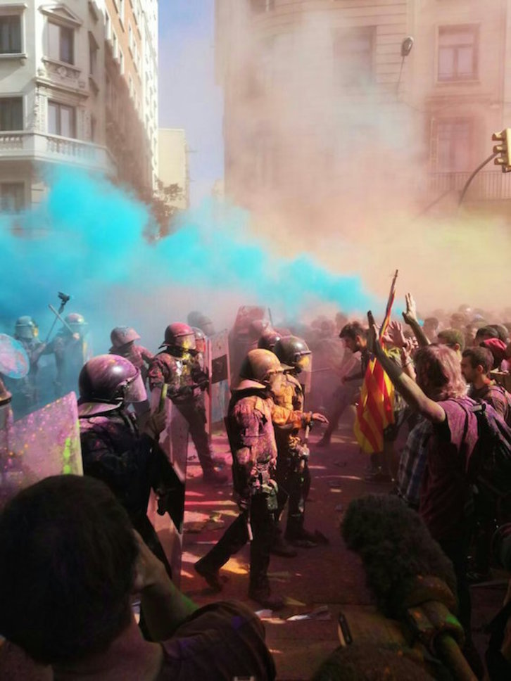 Los Mossos han cargado contra los independentistas. (@CatalansForYes)