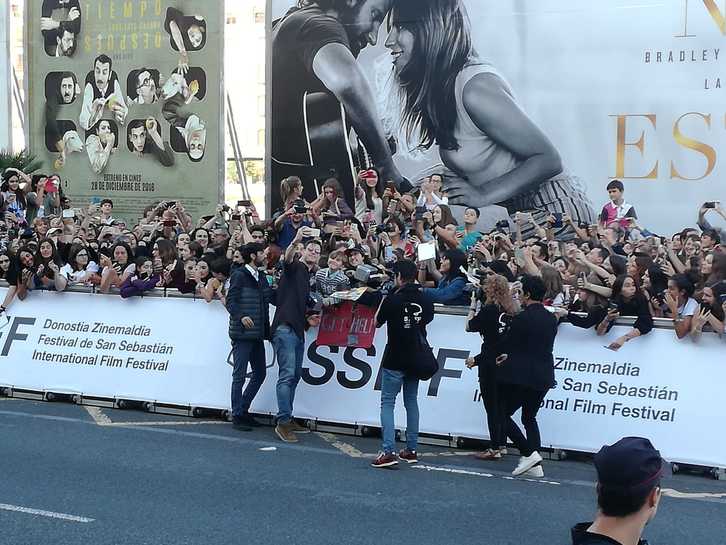 Chris Hemsworth jarraitzaile batzuekin argazkia ateratzen.