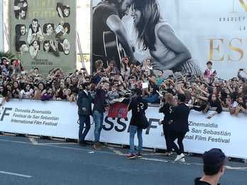 Chris Hemsworth jarraitzaile batzuekin argazkia ateratzen. 