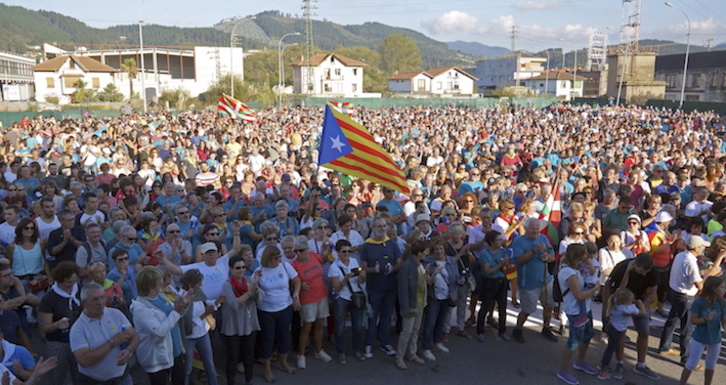 Miles de personas han participado en el acto de Gure Esku Dago en Gernika-Lumo. (Gotzon ARANBURU)