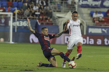 Un instante del partido que ha enfrentado a Eibar y Sevilla. (Aritz LOIOLA/FOKU)