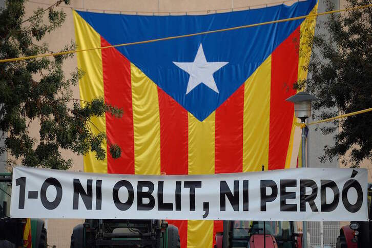 «Ni olvido ni perdón», reza esta pancarta en Sant Julia de Ramis, en Girona. (Josep LAGO/AFP)