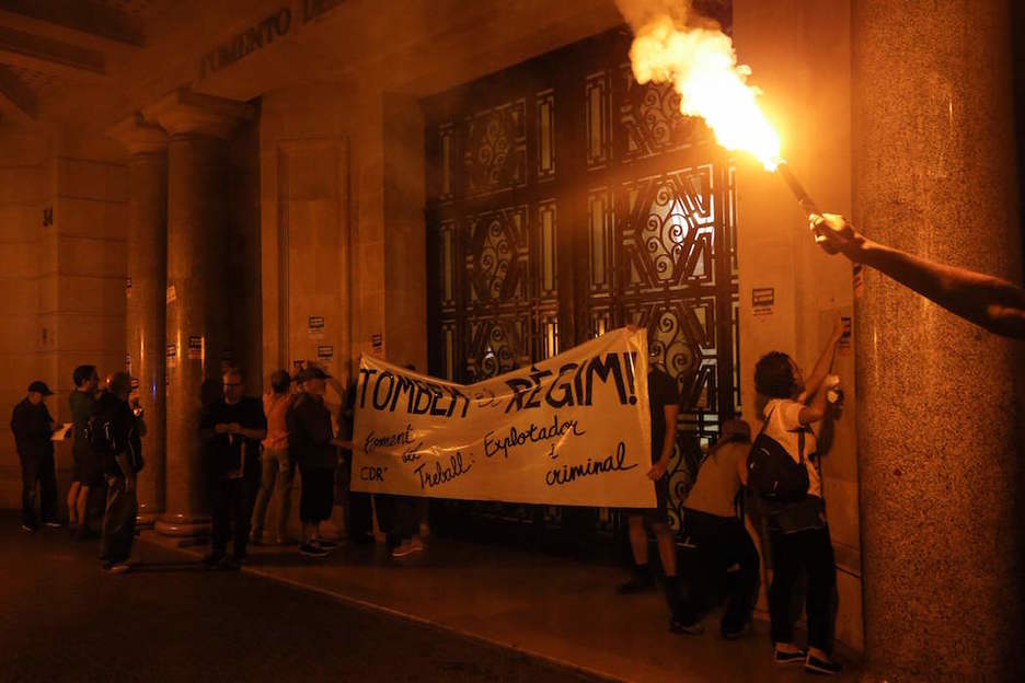 Cuelgan una pancarta en las protestas de esta mañana. Josep LAGO/ AFP