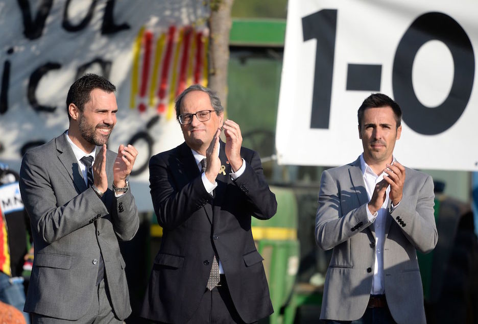 El president Quim Torra, el presidente del parlamento catalán Roger Torrenty el alcalde de Sant Julia de Ramis Marc Puigtio asisten a una ceremonia para conmemorar el aniversario del referéndum. Josep LAGO/ AFP