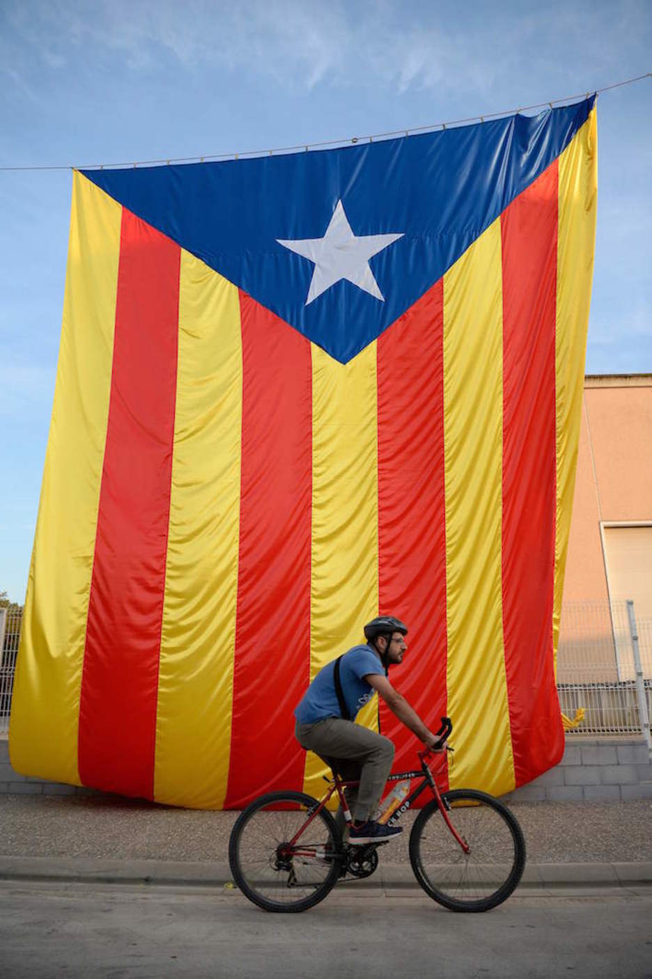 Una gigantesca 'Estelada' en Sant Julia de Ramis. Josep LAGO/ AFP 