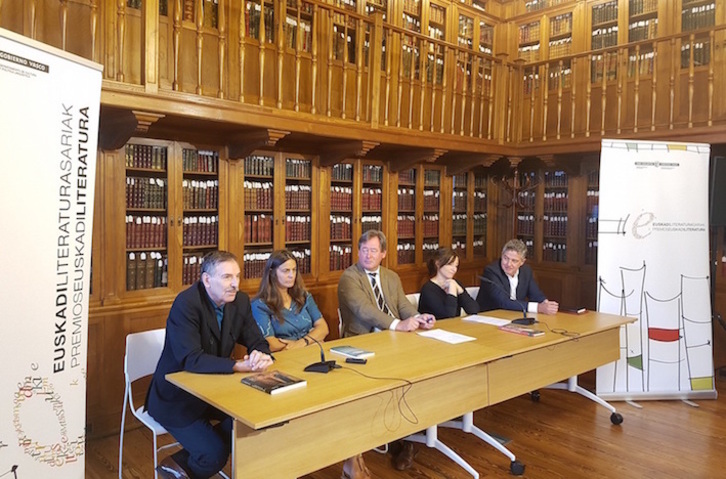 Eider Rodriguez, Yolanda Mosquera eta Santos Zunzunegui, Bingen Zupiria eta Joxan Muñozekin. (IREKIA)