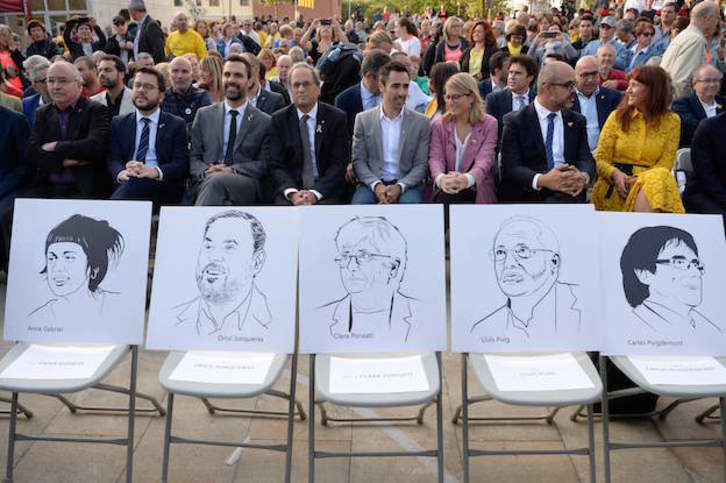 Sillas reservadas para algunos de los políticos catalanes encarcelados y exiliados en el acto de Sant Julià de Ramis. (Josep LAGO / AFP)