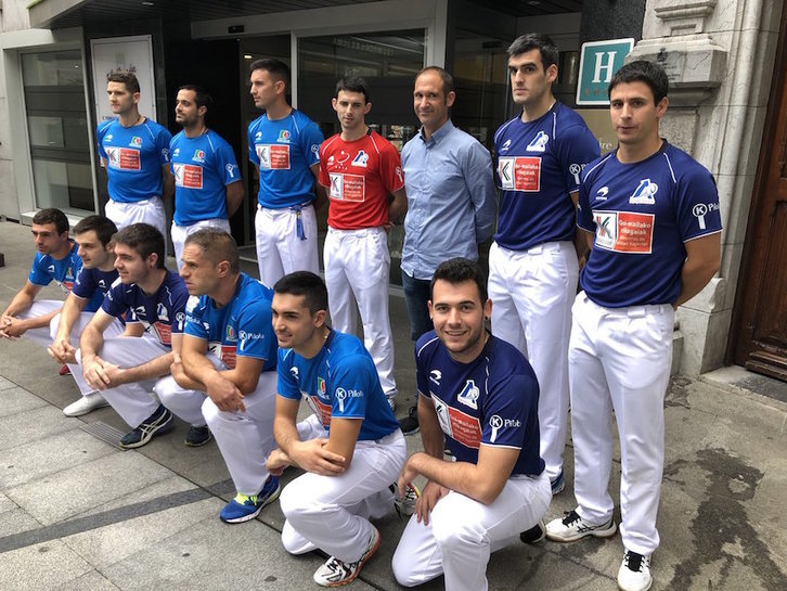 Lau eta Erdiko Txapelketaren aurkezpena Bilbon egin dute. (@ASPEpelota)