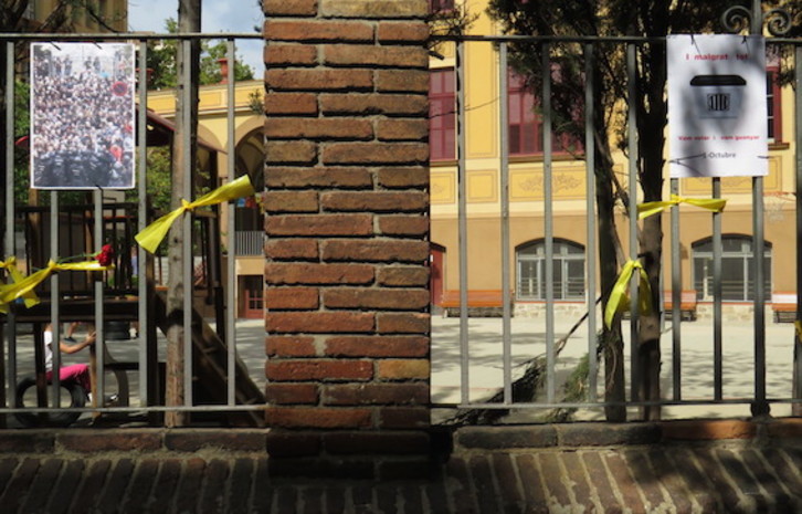 La valla de la escuela Ramon Llull de Barcelona, esta mañana. (NAIZ.EUS)