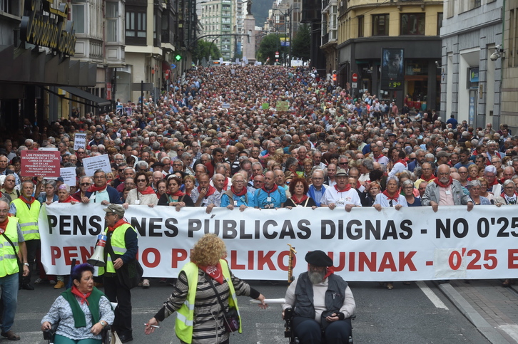 Manifestación de pensionistas por la calle Buenos Aires de Bilbo. (FOKU)