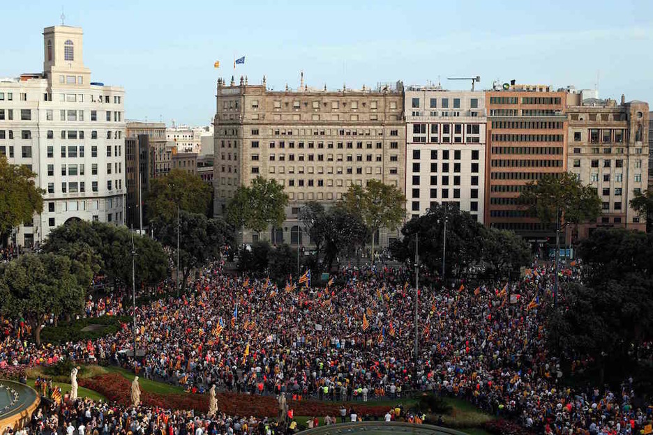 La manifestación vespertina convocada por las entidades soberanistas ha reunido a miles de personas. (Pau BARRENA / AFP)