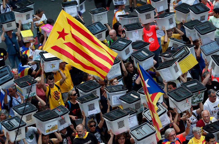 Acto reivindicativo, un año después del referéndum catalán. (Pau BARRENA / AFP)