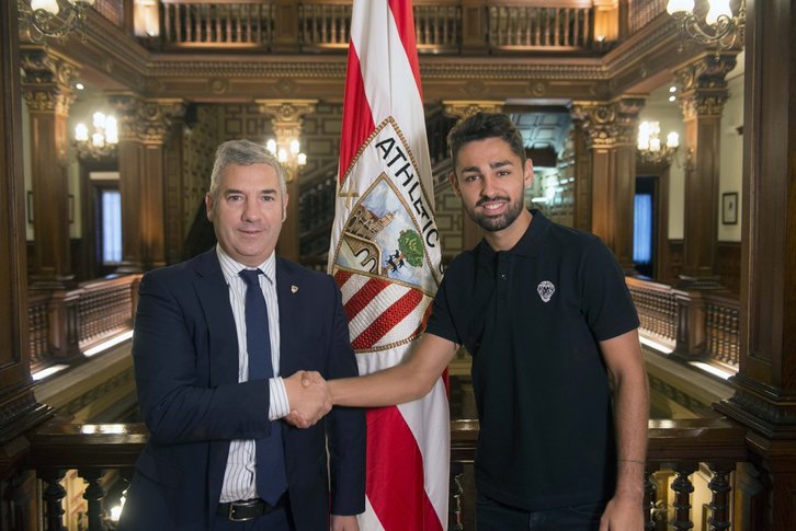 Urrutia y Nolaskoain tras prolongar el contrato. (ATHLETIC CLUB)