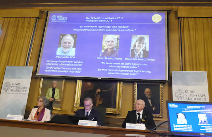 Anuncio de los galardonados con el Nobel de Física. (HANNA FRANZEN / AFP)