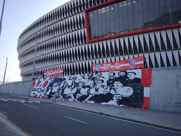 Tifo por el 120 aniversario del Athletic de Iñigo Cabacas Herri Harmaila.