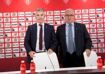 Josu Urrutia ha estado acompañado por Alberto Uribe-Echevarría en la rueda de prensa. (ATHLETIC CLUB) 