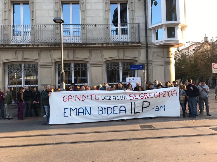 Los impulsores de la ILP se han concentrado en el exterior del Parlamento de Gasteiz. (@mirenlarrion)