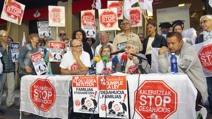 Comparecencia ante la sede del Banco de Santander en Donostia. (Stop Desahucios)