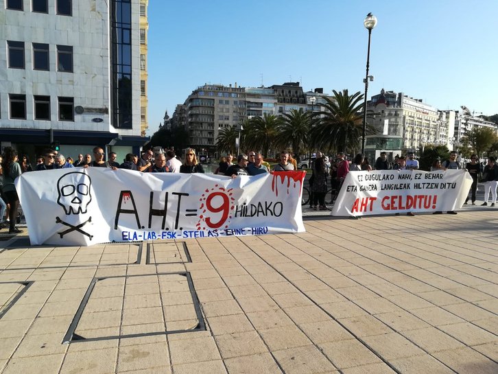 Concentración en Donostia tras la novena muerte laboral en las obras del TAV. (LAB)