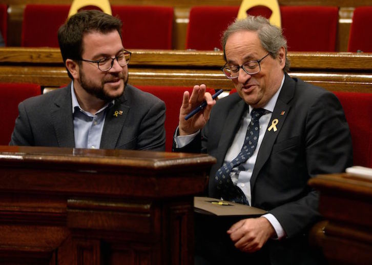 Imagen de archivo de Aragonés y Torra, en el Parlament. (Josep LAGO/AFP)