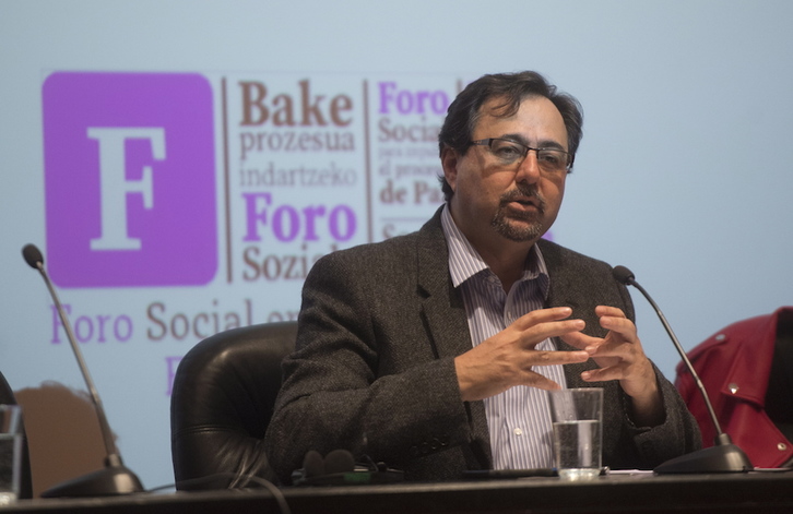 Conferencia de Brandon Hamber sobre víctimas y verdad. (Jagoba MANTEROLA / FOKU)