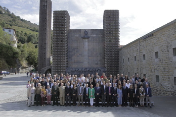 Arantzazun familia argazkia egin dute Euskaltzaindiako kideek eta adierazpenarekin bat egin duten eragile eta erakundeek. (Aritz LOIOLA / FOKU)
