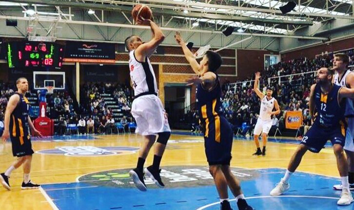 Victoria de Bilbao Basket en Oviedo. (@alexmumbru)