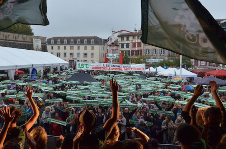 Mukuru ziren Baionako karrikak Alternatiba ekimenarekin. (NAIZ.EUS) 