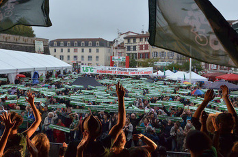 Mukuru ziren Baionako karrikak Alternatiba ekimenarekin. (NAIZ.EUS) 