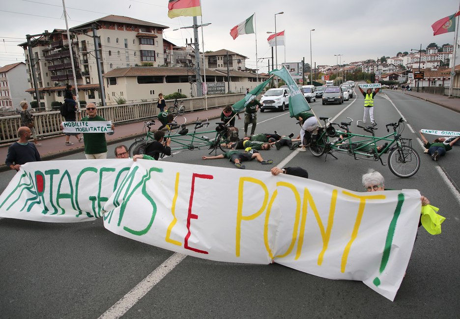 A Saint-Jean-de-Luz, des militants se sont mobilisés pour réclamer un passage sécurisé pour les piétons et les cyclistes. ©BOBEDME