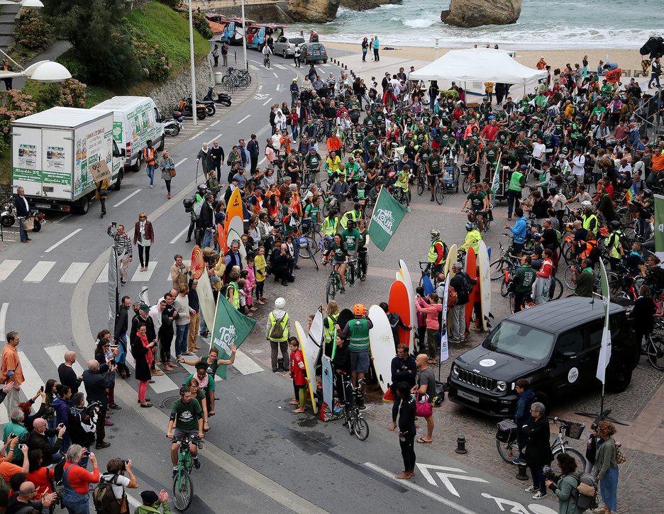 Une véloparade festive accompagnée de groupes de musique est parti de la grande plage de Biarritz pour rejoindre Bayonne. ©BOBEDME
