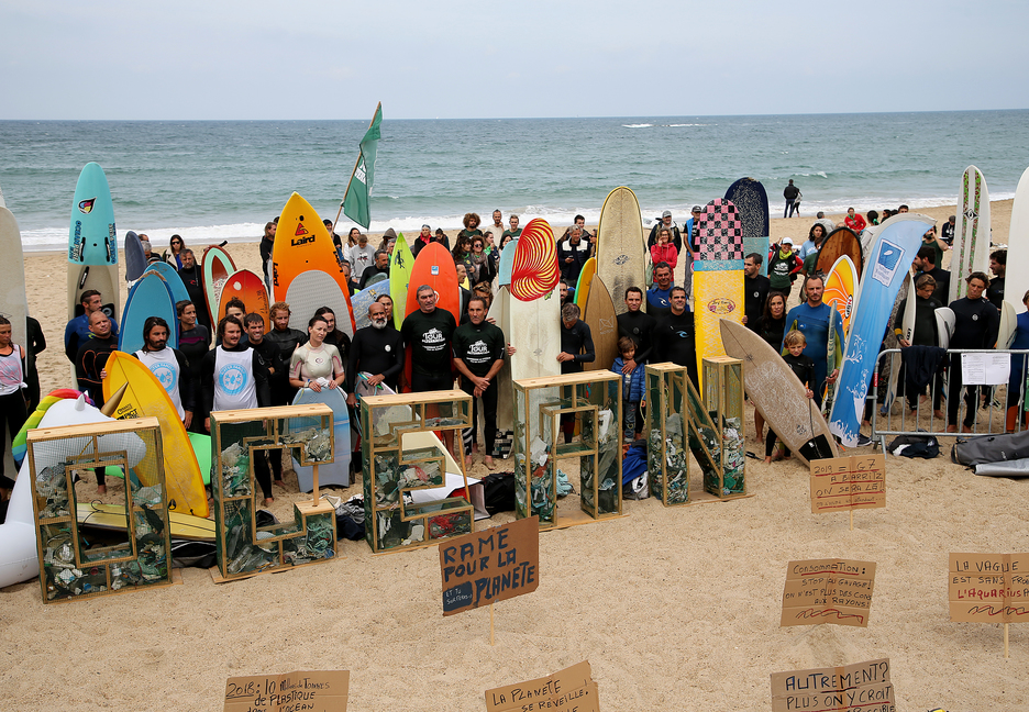 L’équipe d'Alternatiba avait invité tous les surfeurs à leur arrivée à Biarritz à se joindre à eux pour leur dernière étape vers Bayonne. ©BOBEDME