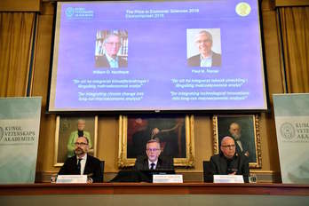Los estadounidenses William Nordhaus y Paul Romer, ganadores del Nobel de Economía. (Henrik MONTGOMERY/AFP)