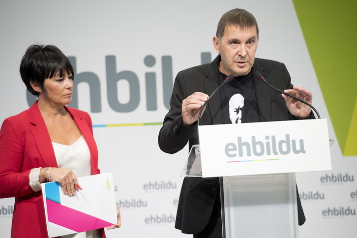 Maddalen Iriarte y Arnaldo Otegi han expuesto la postura de EH Bildu ante el debate presupuestario. (Juan Carlos RUIZ/FOKU)