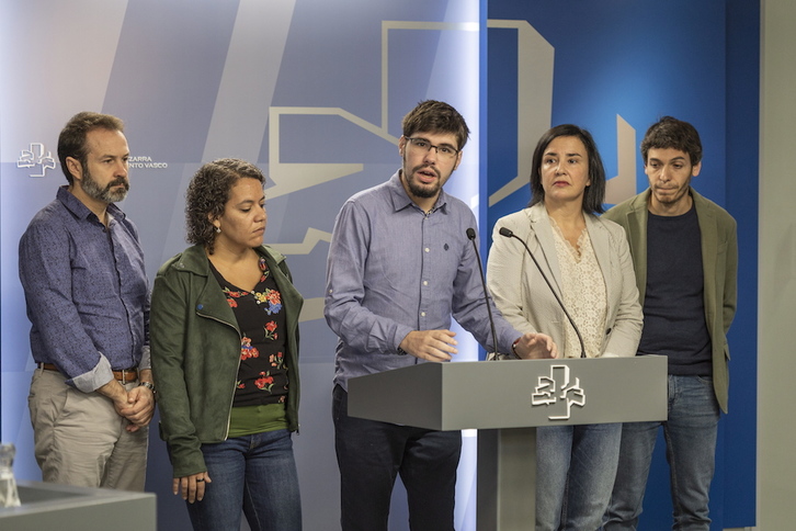 Elkarrekin Podemos ha ofrecido una rueda de prensa en la Cámara de Gasteiz. (Endika PORTILLO / FOKU)