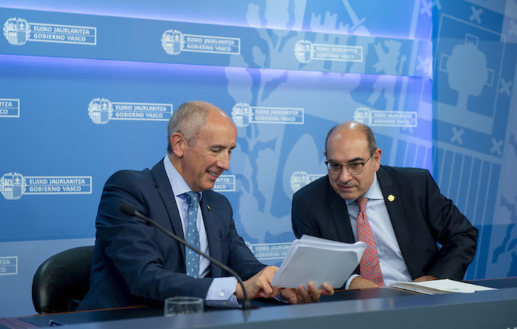 El portavoz de Lakua, Josu Ekoreka, junto al consejero de Salud, Jon Darpon. (IREKIA)