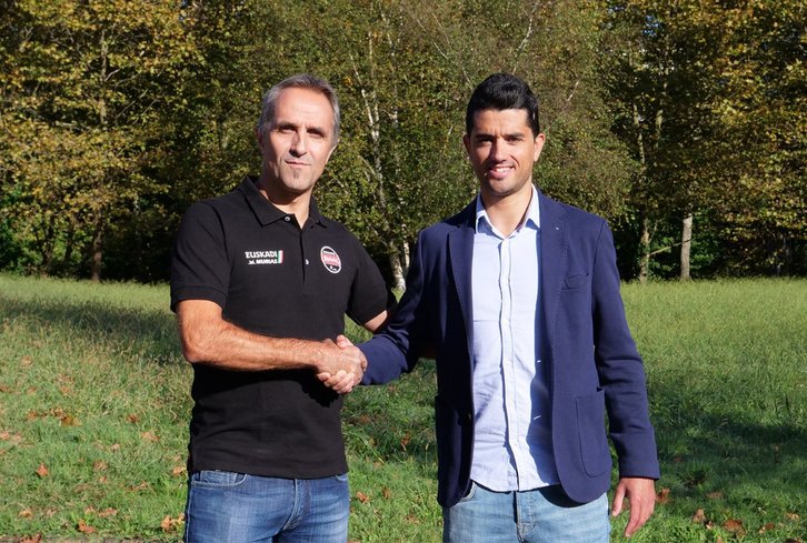 El director Jon Odriozola da la bienvenida a Beñat Intxausti. (@MuriasTeam)